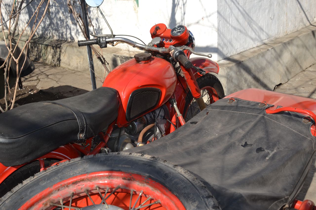 Продам днепр мт-11. 1992 года выпуска. пробег почти 17000км. резина перед и запаска-новые. аккамулятору 4 месяца. электрика работает. коляска хорошая-не гнилая. мотоцикл все время хранился в гараже. документы-учет- ссср. рассрочки и прочей туфты не даем ! +79496301253. - фотография - 5