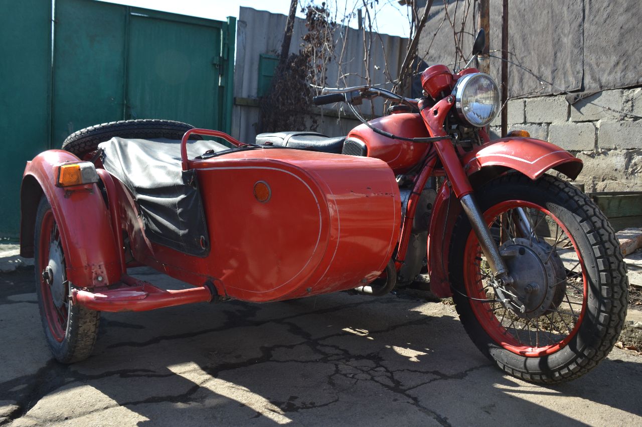 Продам днепр мт-11. 1992 года выпуска. пробег почти 17000км. резина перед и запаска-новые. аккамулят... - фотография