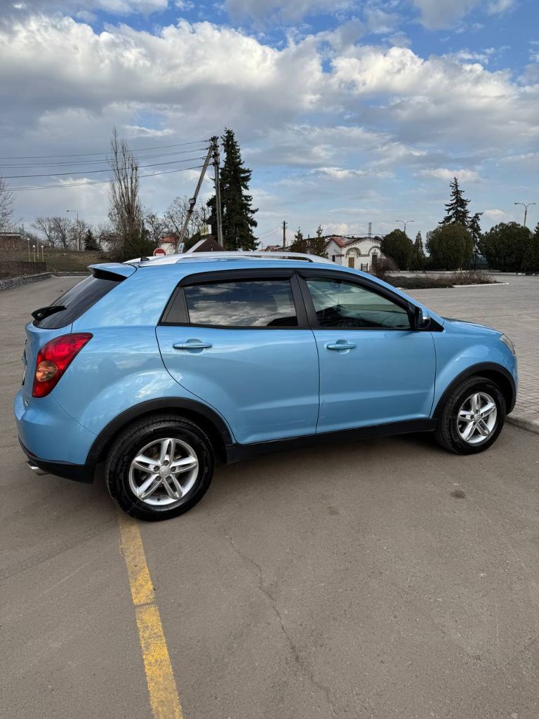 В продаже надежный корейский паркетник ssang yong korando 2011 года выпуска, мотор 2.0 турбо-дизель на коробке автомат 6-ти ступенчатой и полном приводе! как ✈ ✈✈ мотор и акпп работают идеально! автомат (полностью обслужен поменяно масло в акпп) не пинает и переключает отлично! мотор работает отлично - тихо, масло не расходует вообще! автомобиль в родном окрасе, частично в бронепленке, любые проверки, ни одна кузовная деталь не откручивалась от кузова! все стекла родные включая лобовое! в автомобиле имеется: усилитель руля, подогрев зоны дворников, подогрев заднего стекла и передних сидений, круиз контроль, климат ❄, 4 электро стеклоподъемника, электро зеркала и подогрев зеркал, блокировка дифференциала, мультируль и еще много чего для удобства!!! по ходовой ничего не стучит, едет взбито и очень бодро! автомобиль полностью обслужен!!! кто ищет живого корейца, приезжайте смотрите, машина вам понравится! я второй владелец, авто во владении 2 года!!! цена 850 000 также рассмотрю обмен с доплатой в обе стороны!!! +7 949 533-20-30 - фотография - 4