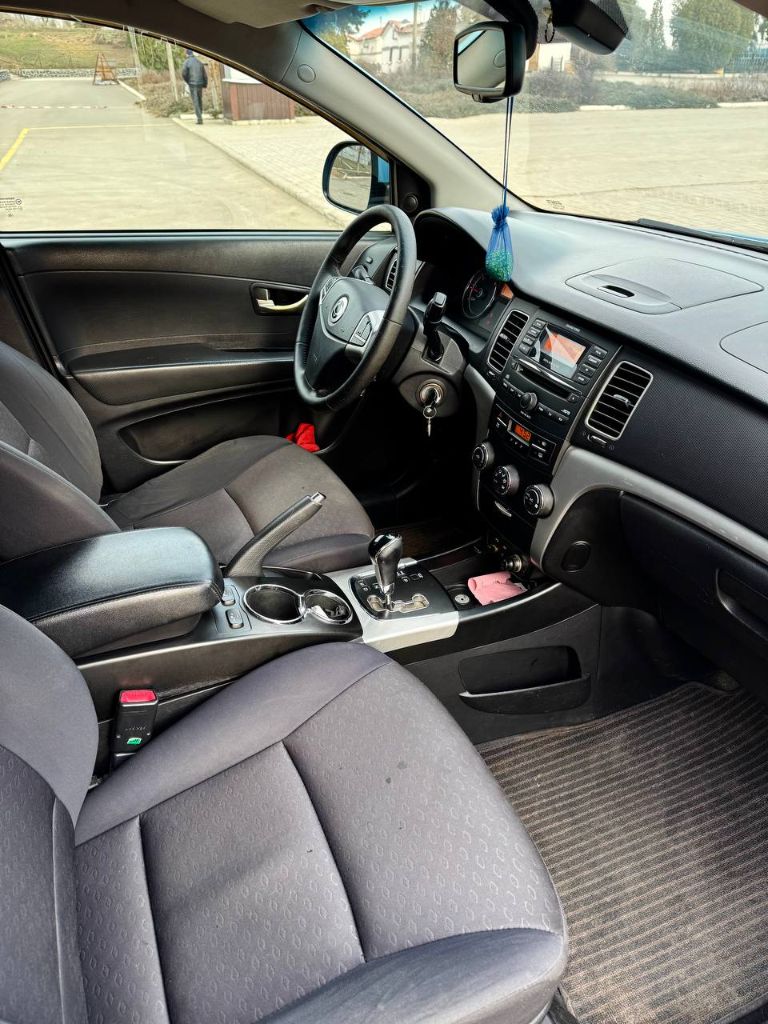 В продаже надежный корейский паркетник ssang yong korando 2011 года выпуска, мотор 2.0 турбо-дизель на коробке автомат 6-ти ступенчатой и полном приводе! как ✈ ✈✈ мотор и акпп работают идеально! автомат (полностью обслужен поменяно масло в акпп) не пинает и переключает отлично! мотор работает отлично - тихо, масло не расходует вообще! автомобиль в родном окрасе, частично в бронепленке, любые проверки, ни одна кузовная деталь не откручивалась от кузова! все стекла родные включая лобовое! в автомобиле имеется: усилитель руля, подогрев зоны дворников, подогрев заднего стекла и передних сидений, круиз контроль, климат ❄, 4 электро стеклоподъемника, электро зеркала и подогрев зеркал, блокировка дифференциала, мультируль и еще много чего для удобства!!! по ходовой ничего не стучит, едет взбито и очень бодро! автомобиль полностью обслужен!!! кто ищет живого корейца, приезжайте смотрите, машина вам понравится! я второй владелец, авто во владении 2 года!!! цена 850 000 также рассмотрю обмен с доплатой в обе стороны!!! +7 949 533-20-30 - фотография - 8