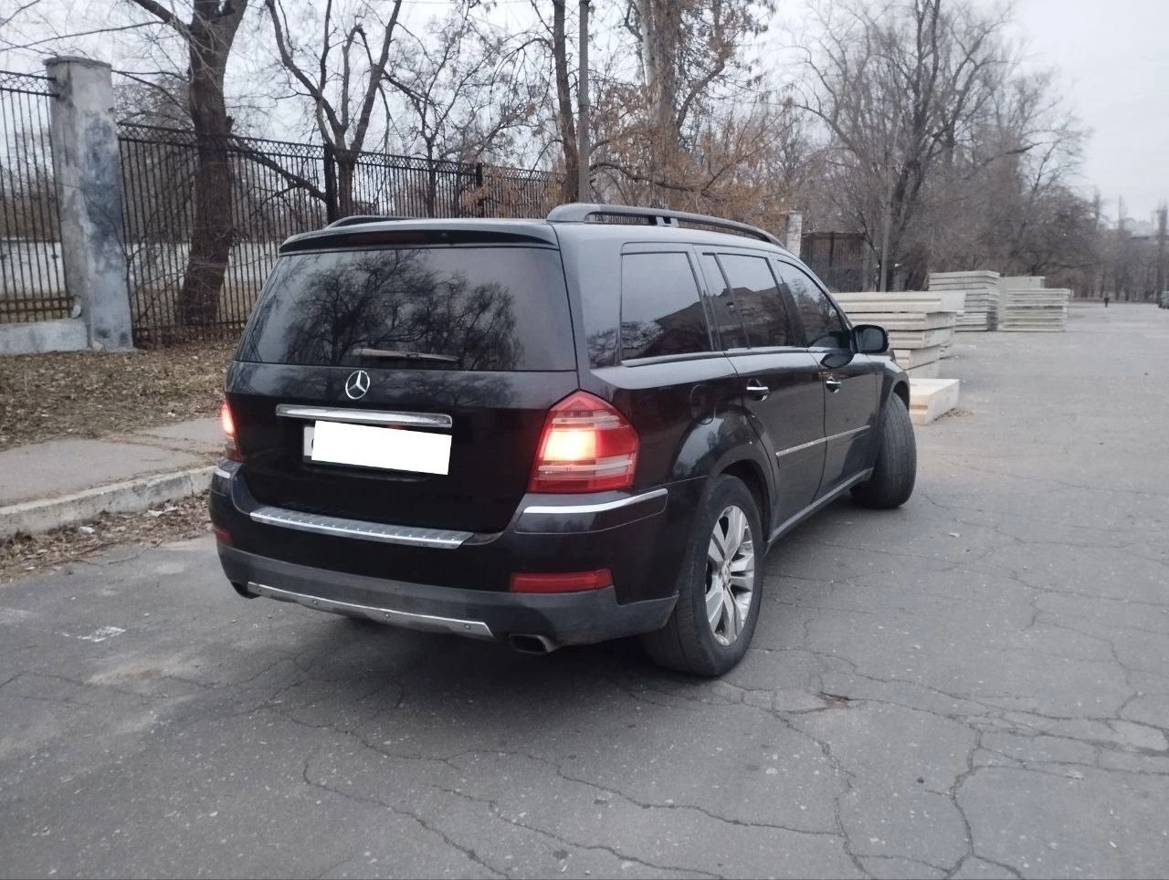 Цена : 800т. ₽ mercedes gl450 год 2006 объем 4.7 +79493826902 пробита прокладка гбц. на ходу! проверить можно абсолютно все. идут газы в систему охлаждения. эмульсии нет, ничего постороннего нет. пневмоподвеска в идеале. 2х зонный климат, круиз, подогрев сидений, abs, esp, помощь при подъёме и на склоне, люк, электропривод багажника, кожа, камера заднего вида, мониторы в подголовниках, адаптивный ксенон. 2 комплекта резины, 2 ключа. по кузову есть нюансы. установлено дорогое гбо. 7 мест. полный привод. - фотография - 3