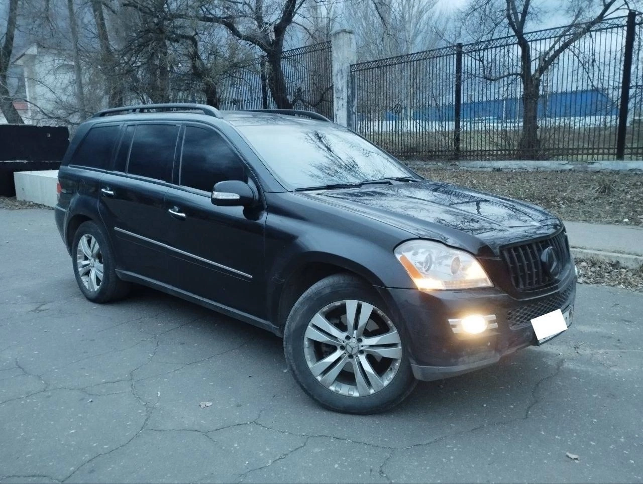 Цена : 800т. ₽ mercedes gl450 год 2006 объем 4.7 +79493826902 пробита прокладка гбц. на ходу! проверить можно абсолютно все. идут газы в систему охлаждения. эмульсии нет, ничего постороннего нет. пневмоподвеска в идеале. 2х зонный климат, круиз, подогрев сидений, abs, esp, помощь при подъёме и на склоне, люк, электропривод багажника, кожа, камера заднего вида, мониторы в подголовниках, адаптивный ксенон. 2 комплекта резины, 2 ключа. по кузову есть нюансы. установлено дорогое гбо. 7 мест. полный привод. - фотография - 2