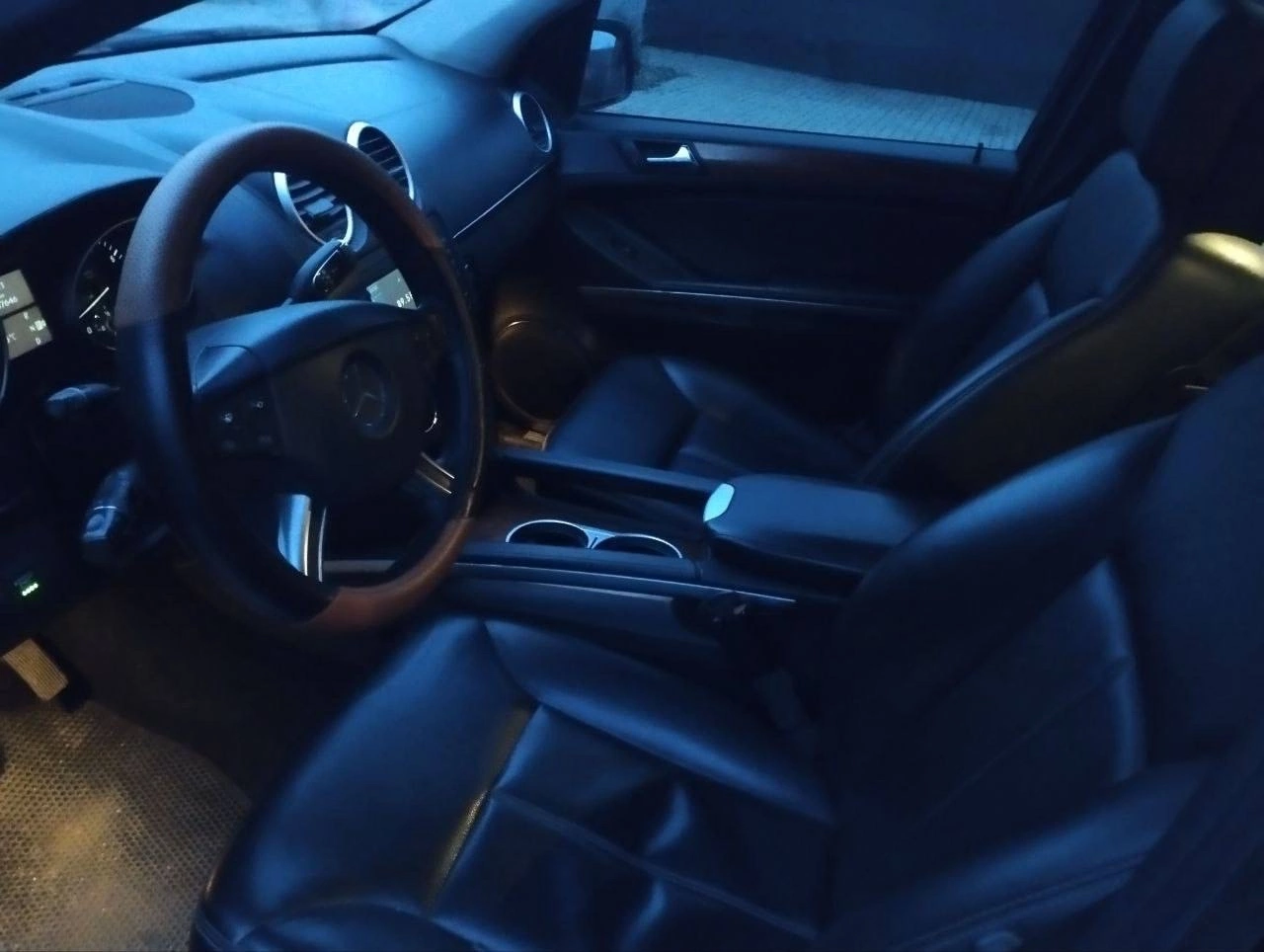 Цена : 800т. ₽ mercedes gl450 год 2006 объем 4.7 +79493826902 пробита прокладка гбц. на ходу! проверить можно абсолютно все. идут газы в систему охлаждения. эмульсии нет, ничего постороннего нет. пневмоподвеска в идеале. 2х зонный климат, круиз, подогрев сидений, abs, esp, помощь при подъёме и на склоне, люк, электропривод багажника, кожа, камера заднего вида, мониторы в подголовниках, адаптивный ксенон. 2 комплекта резины, 2 ключа. по кузову есть нюансы. установлено дорогое гбо. 7 мест. полный привод. - фотография - 4