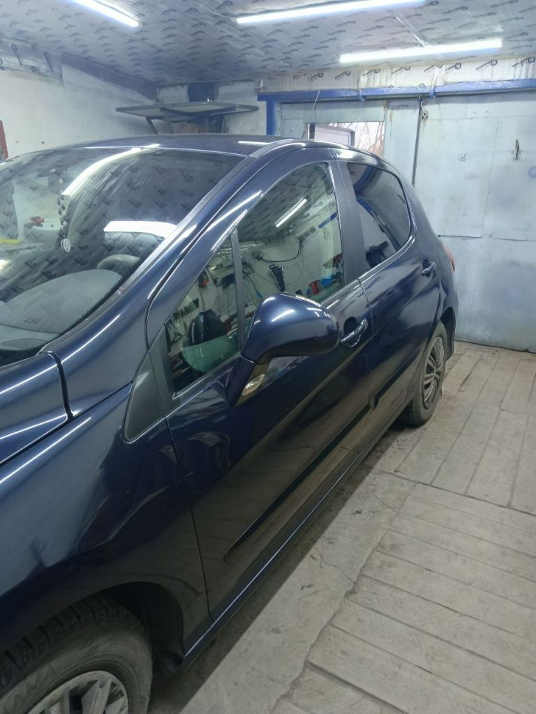 Продам пежо 308 хэтчбэк 2011года, автомат, пробег 132 тыс, объём 1,6. цена 550 тыс. торг. шахтерск. авто в хорошем состоянии на полном ходу, масла менялись во время, двигатель, коробка, ходовка без нареканий, сел и поехал. есть ньюансы по лкп. собственник, переоформление в мрэо. тел:79494037528. - фотография - 7