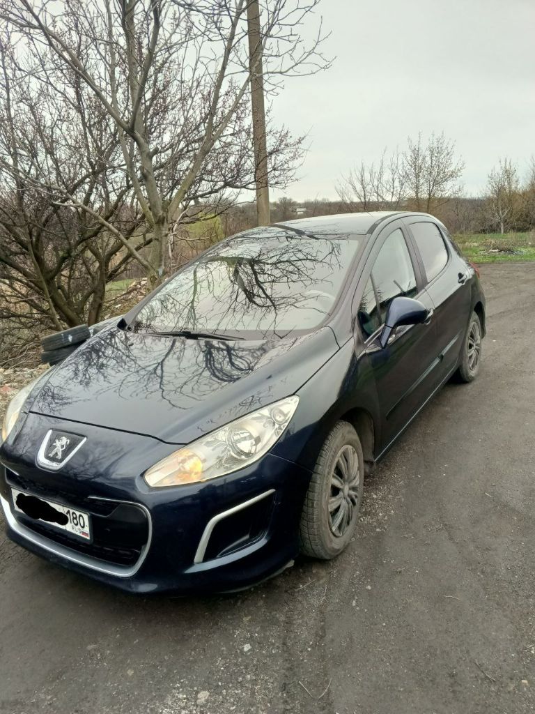 Продам пежо 308 хэтчбэк 2011года, автомат, пробег 132 тыс, объём 1,6. цена 550 тыс. торг. шахтерск. авто в хорошем состоянии на полном ходу, масла менялись во время, двигатель, коробка, ходовка без нареканий, сел и поехал. есть ньюансы по лкп. собственник, переоформление в мрэо. тел:79494037528. - фотография - 3