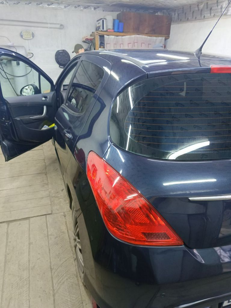 Продам пежо 308 хэтчбэк 2011года, автомат, пробег 132 тыс, объём 1,6. цена 550 тыс. торг. шахтерск. авто в хорошем состоянии на полном ходу, масла менялись во время, двигатель, коробка, ходовка без нареканий, сел и поехал. есть ньюансы по лкп. собственник, переоформление в мрэо. тел:79494037528. - фотография - 6