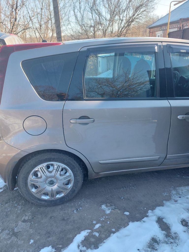 Продам ниссан ноте 2012г. 1,4 бензин, механика. пробег 230000 км. чистая, ухоженная. кондиционер, гур, абс, стеклоподъемники, подогрев сидений, камера заднего вида. омыватель фар и т. д., новый аккумулятор, свежее масло, два комплекта резины. вложений не требует. цена 730 тыс. руб. , торг. тел. +79493113075 анатолий - фотография - 3