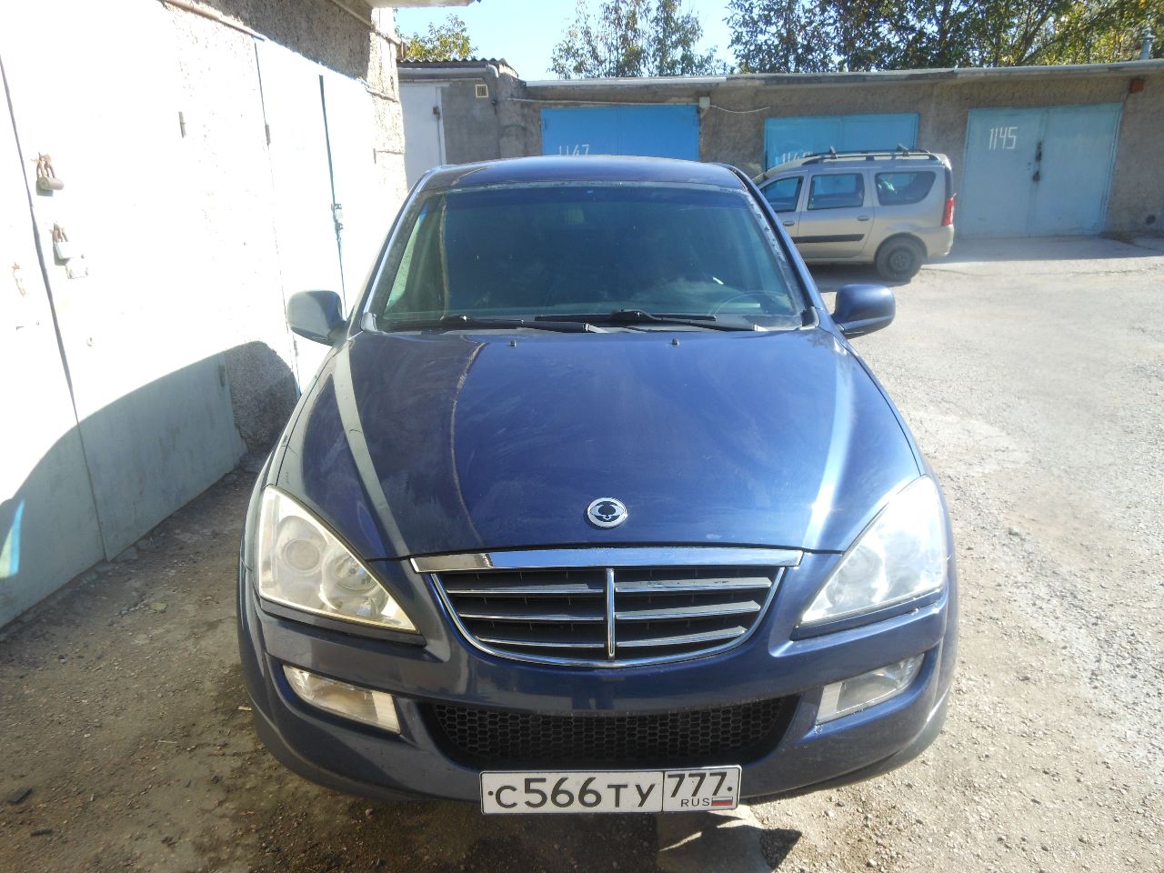 Продается ssangyong kyron ii, 2010г, пробег 135 000км, механическая кпп, полный /подключаемый привод" синий металлик", в хорошем состоянии, без единого дтп, цена 1 100 000руб. спец. комплектация. скрытое бронирование автомобиля, под 3 класс защиты гост р 50963-96 или (b4) согласно европейскому стандарту en din 1063. тип – капсула, все по кругу неподвижные бронестекла 16-18 мм толщиной (кроме дверцы багажника), в дверях и в моторном отсеке броневые листы полного профиля, салон от багажника закрыт бронеперегородкой с бронестеклом. установлены усиленные петли, пружины и амортизаторы. в дверях внизу вмонтированы ролики, на порогах – под них стальные направляющие. есть дополнительный сигнал спец. проезда (мигалка фарами) – снят. сейф оружейный за задними креслами – под замком, 2 ключа. на панели (в бардачке) есть дополнительные выводы под компьютер и спец. приборы. салон – велюр, под чехлами, без посторонних запахов. внешне cостояние - без дтп. ржавчины и подкраски, остальное согласно возрасту (не полировалась). технически - все без нареканий, сел- поехал. ранее, до 2016г, «служил» в охранной фирме (чоп) в г. москве, есть их страховой полис. снаружи – обычная машина с обычными документами. стоит в гск-12 г. симферополь. торг минимальный. - фотография - 2