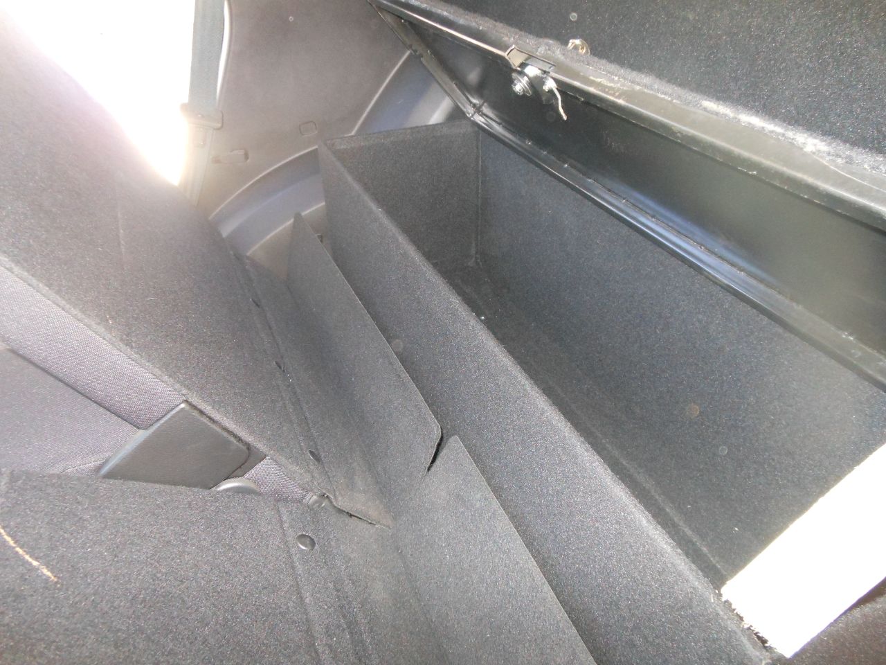 Продается ssangyong kyron ii, 2010г, пробег 135 000км, механическая кпп, полный /подключаемый привод" синий металлик", в хорошем состоянии, без единого дтп, цена 1 100 000руб. спец. комплектация. скрытое бронирование автомобиля, под 3 класс защиты гост р 50963-96 или (b4) согласно европейскому стандарту en din 1063. тип – капсула, все по кругу неподвижные бронестекла 16-18 мм толщиной (кроме дверцы багажника), в дверях и в моторном отсеке броневые листы полного профиля, салон от багажника закрыт бронеперегородкой с бронестеклом. установлены усиленные петли, пружины и амортизаторы. в дверях внизу вмонтированы ролики, на порогах – под них стальные направляющие. есть дополнительный сигнал спец. проезда (мигалка фарами) – снят. сейф оружейный за задними креслами – под замком, 2 ключа. на панели (в бардачке) есть дополнительные выводы под компьютер и спец. приборы. салон – велюр, под чехлами, без посторонних запахов. внешне cостояние - без дтп. ржавчины и подкраски, остальное согласно возрасту (не полировалась). технически - все без нареканий, сел- поехал. ранее, до 2016г, «служил» в охранной фирме (чоп) в г. москве, есть их страховой полис. снаружи – обычная машина с обычными документами. стоит в гск-12 г. симферополь. торг минимальный. - фотография - 7