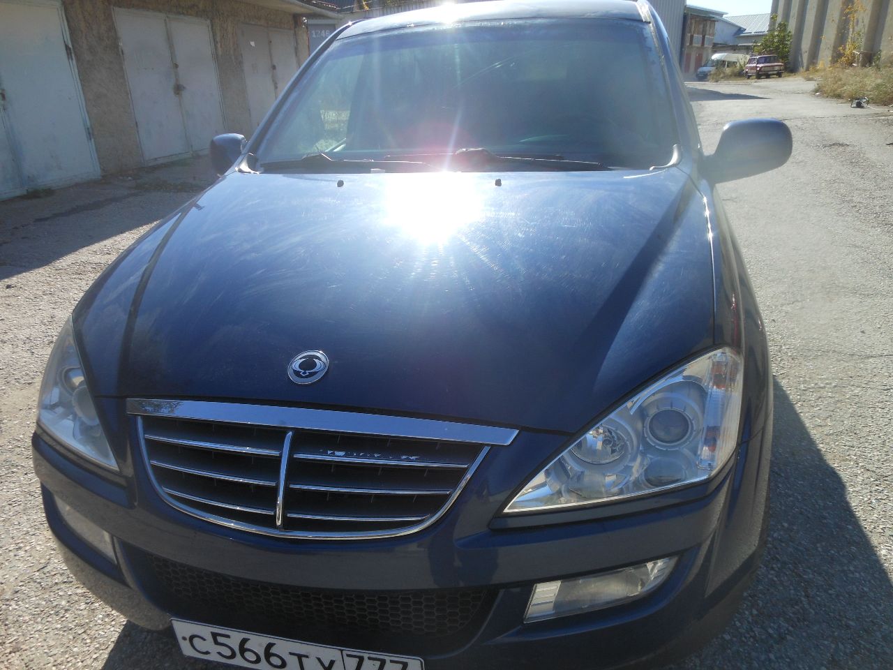 Продается ssangyong kyron ii, 2010г, пробег 135 000км, механическая кпп, полный /подключаемый привод" синий металлик", в хорошем состоянии, без единого дтп, цена 1 100 000руб. спец. комплектация. скрытое бронирование автомобиля, под 3 класс защиты гост р 50963-96 или (b4) согласно европейскому стандарту en din 1063. тип – капсула, все по кругу неподвижные бронестекла 16-18 мм толщиной (кроме дверцы багажника), в дверях и в моторном отсеке броневые листы полного профиля, салон от багажника закрыт бронеперегородкой с бронестеклом. установлены усиленные петли, пружины и амортизаторы. в дверях внизу вмонтированы ролики, на порогах – под них стальные направляющие. есть дополнительный сигнал спец. проезда (мигалка фарами) – снят. сейф оружейный за задними креслами – под замком, 2 ключа. на панели (в бардачке) есть дополнительные выводы под компьютер и спец. приборы. салон – велюр, под чехлами, без посторонних запахов. внешне cостояние - без дтп. ржавчины и подкраски, остальное согласно возрасту (не полировалась). технически - все без нареканий, сел- поехал. ранее, до 2016г, «служил» в охранной фирме (чоп) в г. москве, есть их страховой полис. снаружи – обычная машина с обычными документами. стоит в гск-12 г. симферополь. торг минимальный. - фотография - 5