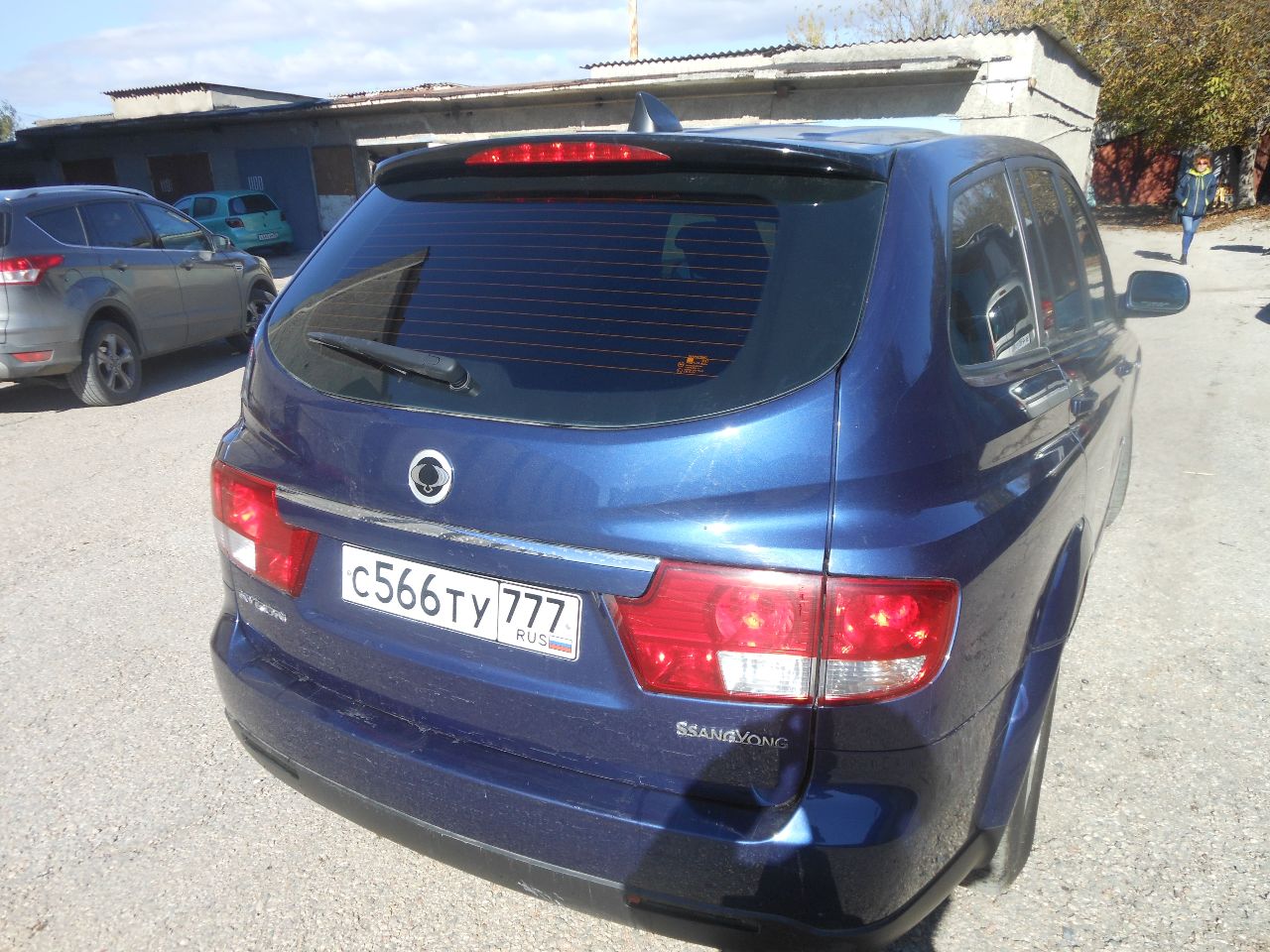 Продается ssangyong kyron ii, 2010г, пробег 135 000км, механическая кпп, полный /подключаемый привод" синий металлик", в хорошем состоянии, без единого дтп, цена 1 100 000руб. спец. комплектация. скрытое бронирование автомобиля, под 3 класс защиты гост р 50963-96 или (b4) согласно европейскому стандарту en din 1063. тип – капсула, все по кругу неподвижные бронестекла 16-18 мм толщиной (кроме дверцы багажника), в дверях и в моторном отсеке броневые листы полного профиля, салон от багажника закрыт бронеперегородкой с бронестеклом. установлены усиленные петли, пружины и амортизаторы. в дверях внизу вмонтированы ролики, на порогах – под них стальные направляющие. есть дополнительный сигнал спец. проезда (мигалка фарами) – снят. сейф оружейный за задними креслами – под замком, 2 ключа. на панели (в бардачке) есть дополнительные выводы под компьютер и спец. приборы. салон – велюр, под чехлами, без посторонних запахов. внешне cостояние - без дтп. ржавчины и подкраски, остальное согласно возрасту (не полировалась). технически - все без нареканий, сел- поехал. ранее, до 2016г, «служил» в охранной фирме (чоп) в г. москве, есть их страховой полис. снаружи – обычная машина с обычными документами. стоит в гск-12 г. симферополь. торг минимальный. - фотография - 3