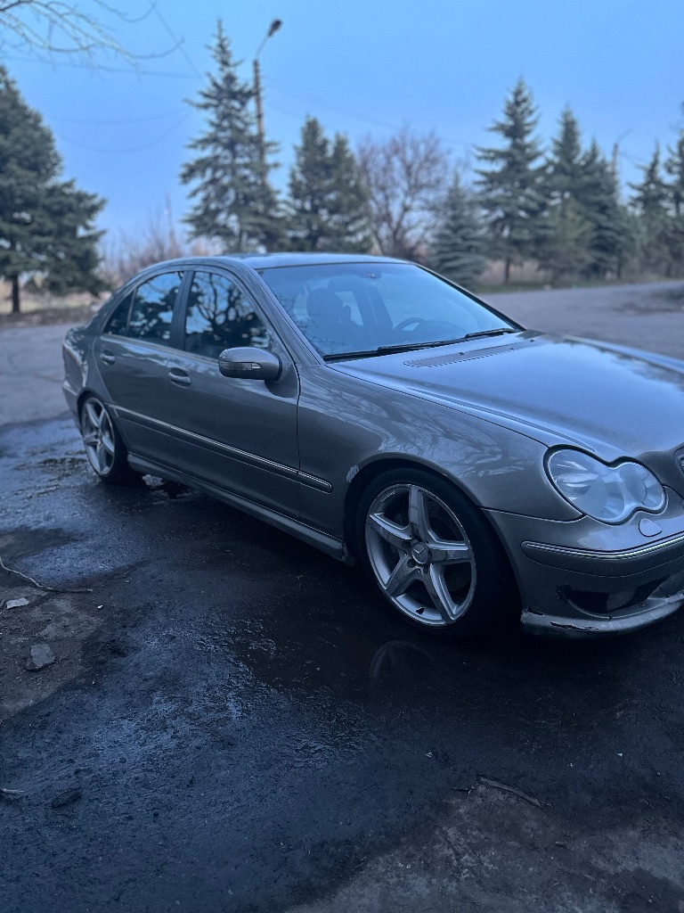 Продажа/обмен с вашей доплатой мерседес с w230 рестайлинговый 2004 год мотор 1.8 компрессорный на 192 лошадиных сил, едет очень бодро!!! по коробке и мотору нареканий нет надо заниматься лкп я хозяин все вопросы в личное сообщение в телеграм или вк +79493934602 - фотография - 9