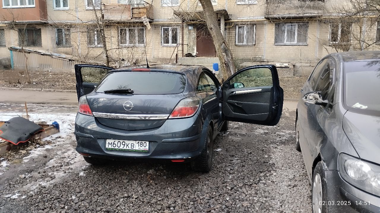 Продам опель астра gtc, 2008г все документы на руках жена ездиит без проблем каждый день коробка робот, работает вполне нормально, не каких ошибок не выдаёт, все включается, спорт режим и механика тоже работают без нареканий по мотору нареканий нету, чек не горит, масло не жрет, не дымит резина на 16 дисках ходовая живая музыка штатка играет нормально салон опрятный цена 530 тыс торг территориально машина находится в донецке тел: +794937131703713170 - фотография - 5
