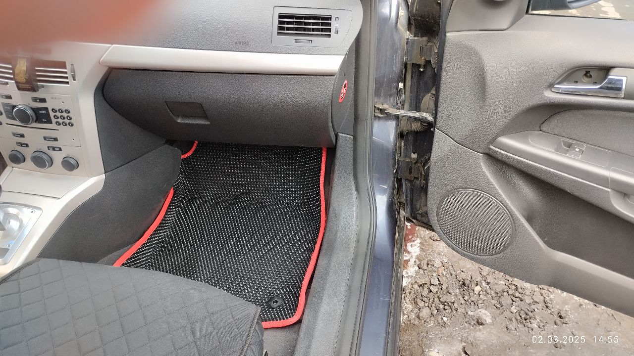 Продам опель астра gtc, 2008г все документы на руках жена ездиит без проблем каждый день коробка робот, работает вполне нормально, не каких ошибок не выдаёт, все включается, спорт режим и механика тоже работают без нареканий по мотору нареканий нету, чек не горит, масло не жрет, не дымит резина на 16 дисках ходовая живая музыка штатка играет нормально салон опрятный цена 530 тыс торг территориально машина находится в донецке тел: +794937131703713170 - фотография - 3