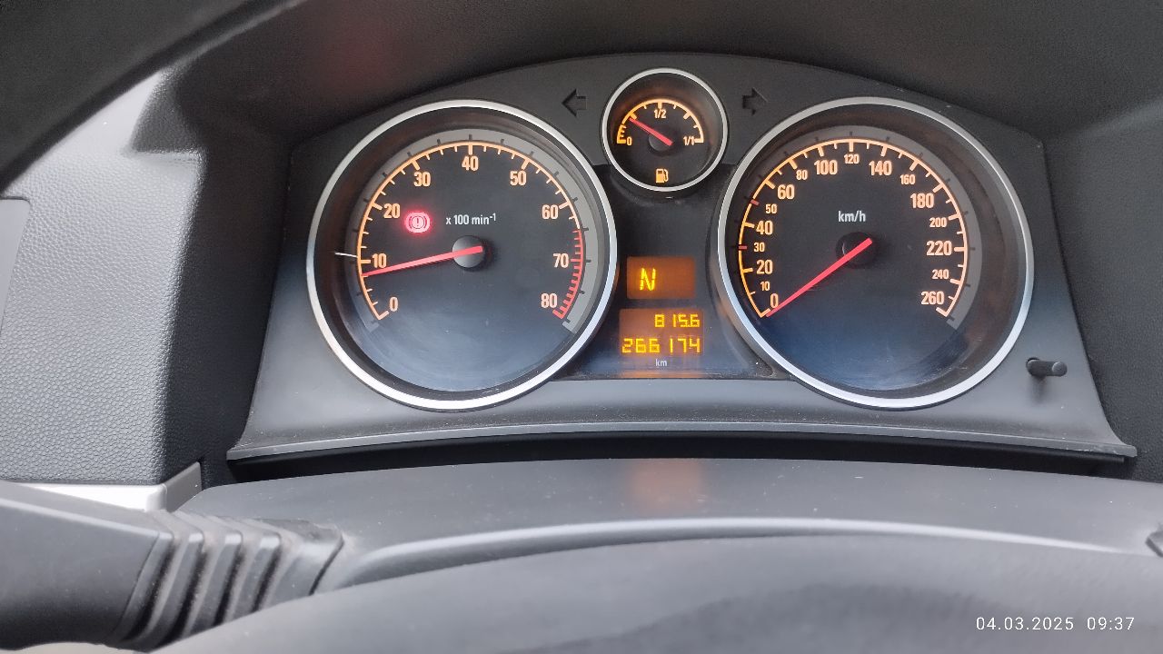 Продам опель астра gtc, 2008г все документы на руках жена ездиит без проблем каждый день коробка роб... - фотография