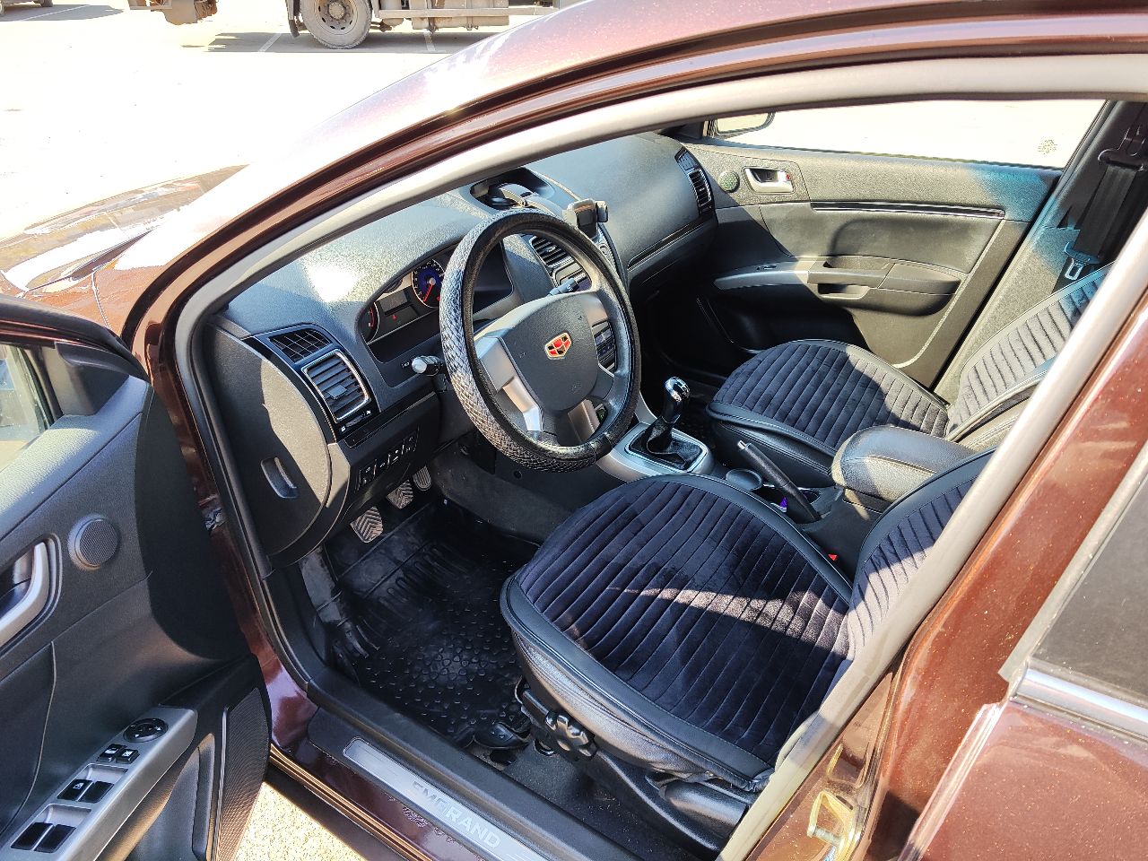 Продам geely emgrand ec7 2013 год, один хозяин (с автосалона) пробег 202000км. цена 600.000₽ цвет:коричневый. автомобиль в хорошем состоянии, не требует вложений. все делалось вовремя. технически полностью обслужен. резина зима-лето. без дтп. ✅двигатель 1,8 бензин/газ(евро4, редуктор tomasetto новый)вписан в стс. работает отлично, не троит, не дымит. check engine не горит. ✅мкпп переключает хорошо, передачи не выбивает. ✅ходовая перебрана (тормозные диски, колодки в круг), новые передние стойки амортизаторов. ✅гур, abs, ebd ✅климат-контроль (холодит 🥶, греет🔥) ✅электропакет(обогрев боковых зеркал, заднего стекла, стеклоподъемники, задание парктроники) есть всё для комфортной езды. 🚀езжу каждый день. 🚗 конечно, есть следы эксплуатации (были косметические подкрасы, время берёт своё) 👨‍🎓 юридически чист!!!на местном учёте!!! с документами порядок!!!оформление через мрэо!!! 👀осмотр донецк. торг. ☎звоните +7(949) 3098712 - фотография - 5