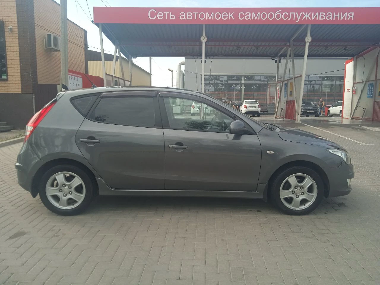 Хундай i30, 2010 года,1.4l механика, пробег 228 тыс, авто в хорошем состоянии, что по кузову, что технически, шины r-16, комплектация:электроуселитель руля, передние электростеклоподъёмники, кондиционер холодит, подогрев передних сидений, зеркал заднего вида, музыка, тонировка, сигнализация с автозапуском, обслужена вложений не требует, четвёртый владелец, по птс оригинал, интересующие вопросы по телефону, +79495963046, цена 600000,т. руб торг, смотреть авто в городе шахтёрск - фотография - 4