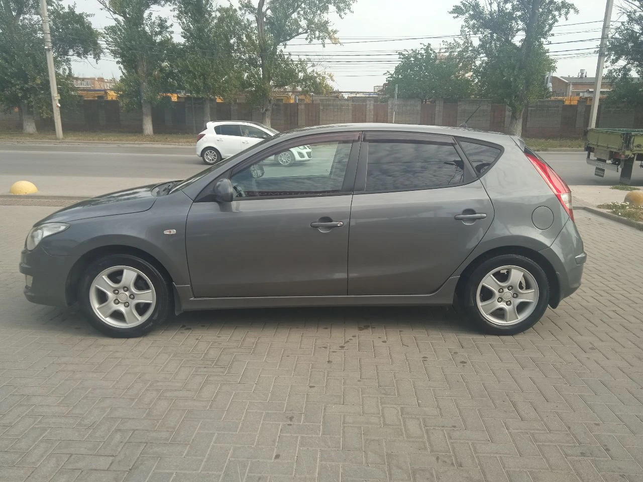 Хундай i30, 2010 года,1.4l механика, пробег 228 тыс, авто в хорошем состоянии, что по кузову, что технически, шины r-16, комплектация:электроуселитель руля, передние электростеклоподъёмники, кондиционер холодит, подогрев передних сидений, зеркал заднего вида, музыка, тонировка, сигнализация с автозапуском, обслужена вложений не требует, четвёртый владелец, по птс оригинал, интересующие вопросы по телефону, +79495963046, цена 600000,т. руб торг, смотреть авто в городе шахтёрск - фотография - 5