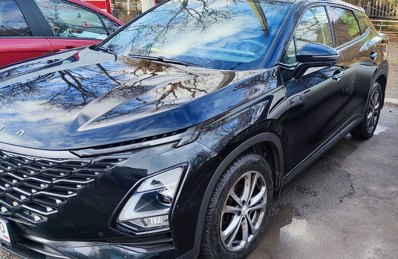 Всем доброго времени суток 👋 срочно продам свой автомобиль🚗 omoda c5 2023г, автомобиль🚗 в очень хорошем состоянии обслуживался вовремя, пробег у данного транспорта 45000км, 5000км назад были заменены масла и фильтра, есть комплект зимней резины 🛞 машина🚗 юридически чистая я хозяин, причина продажи срочно нужны деньги 💰💸 цена данного транспорта 1 950 000р хороший торг у капота, любое переоформление в мрэо. за дальнейшей информацией обращайтесь в тг лс @shalobanov92 всем спасибо. - фотография - 2