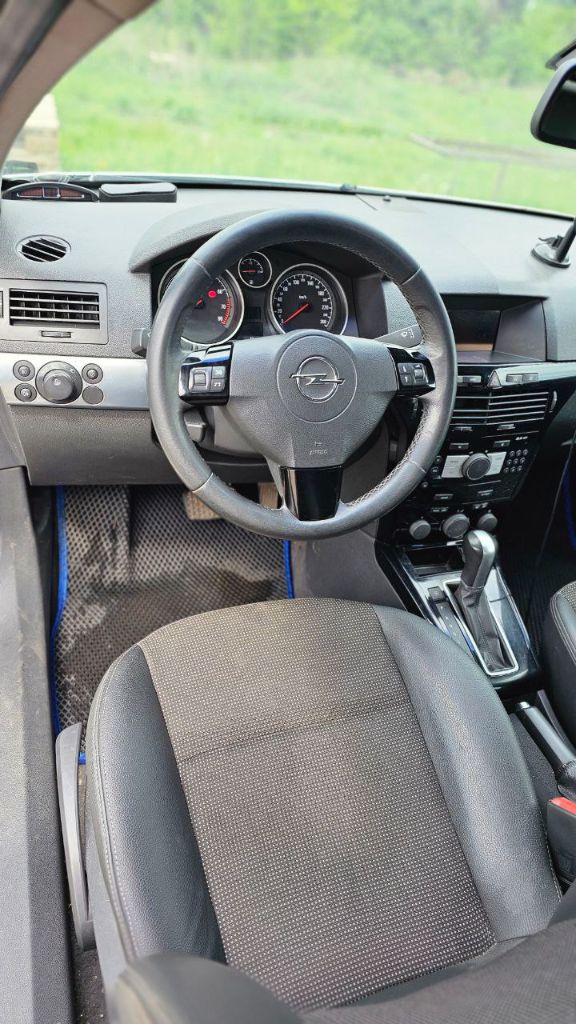 Продам опель астра н gtc 1.8 акпп,140 л. с 2010 год спорт режим и тд 230.000тыс пробег !мультируль, эл регулировка зеркал, кондёр, климат, музыка долбит 🔥, состояние отличное, дно, кузов в отличном состоянии!много, чего поменял, есть заказ наряды!документы фулл, я хозяин!коробка, мотор идеал!все вопросы в лс или по тел +79493880959 феникс, так же или ватсап, тг по тел +79612770110!г. шахтёрск, цена 680 тыс руб, торг! - фотография - 3