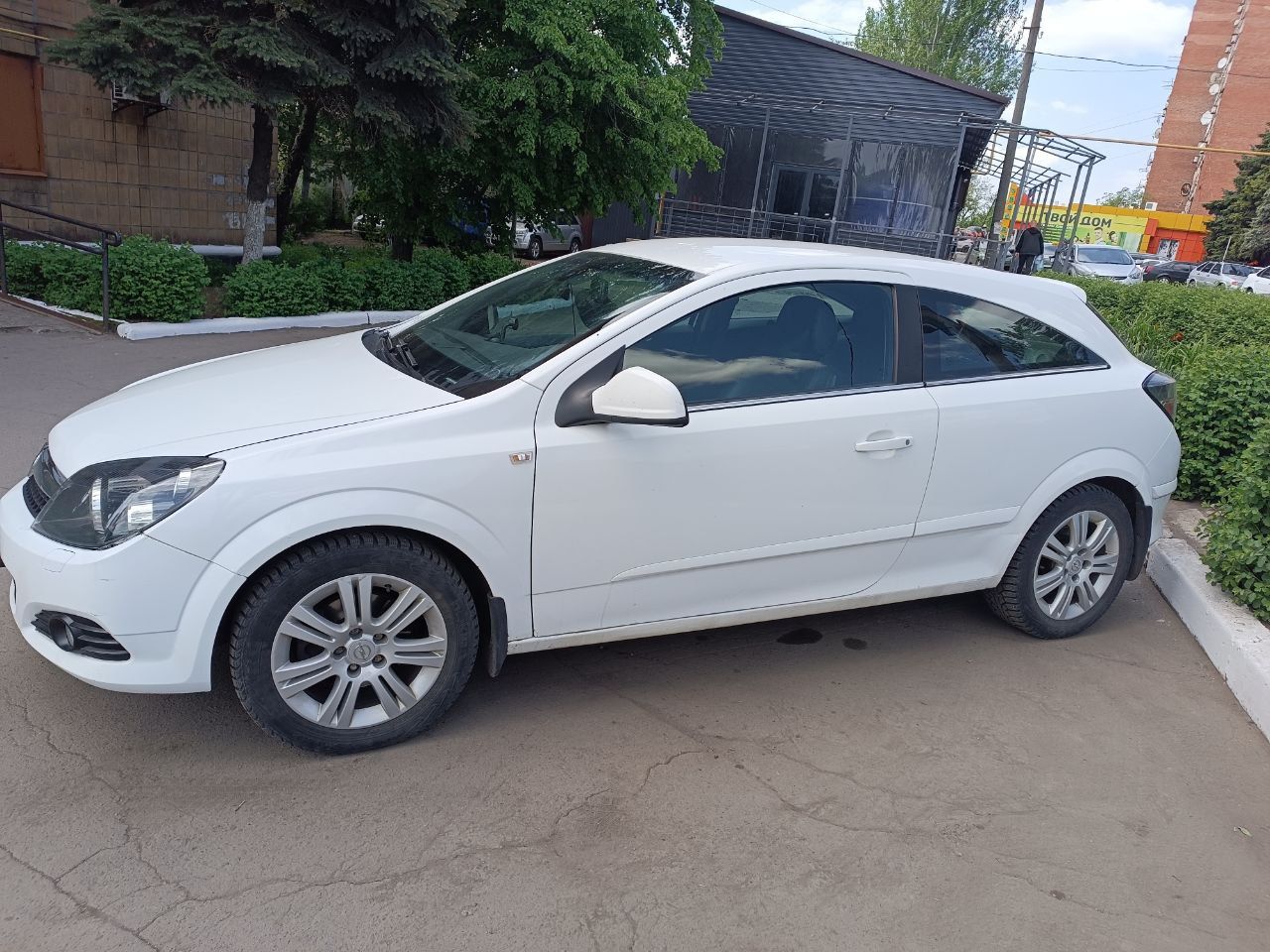Продам опель астра н gtc 1.8 акпп,140 л. с 2010 год спорт режим и тд 230.000тыс пробег !мультируль,... - фотография