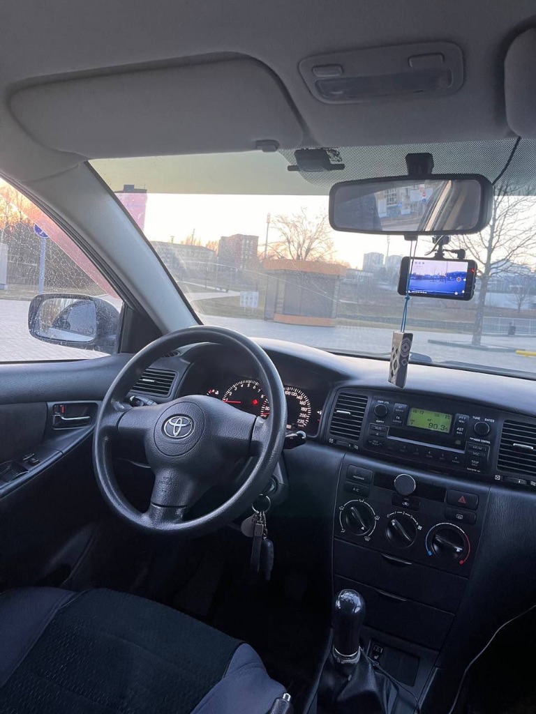 Продам в срочном порядке toyota corolla 2004 года выпуска. объем двигателя 1.4. мкпп. двигатель не дымит, передачи не выбивают, едет хорошо. комплектация: электроусилитель руля, электростеклоподьемники, электрорегулировка зерал, обогрев сидений, кондиционер(заправлен, дует хорошо). по технике полностью исправна, состяние: сел и поехал, на ходу каждый день, заменены все расходники, за машиной следил. по кузову есть небольшие недочёты, на езду не влияет, 3 владельца по птс. я 3 хозяин. в моем владении полтора года. продажа с полным переоформлением, документы все в порядке. цена 410тыс. , торг у капота. больше вопросов по телефону +79493403786 - фотография - 4