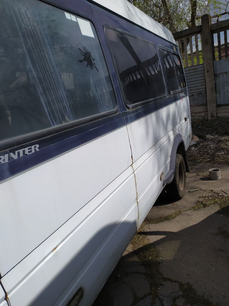 Продается автобус мерседес спринтер 412 d. пассажирский, 18+1 место, спарка. год выпуска-1998 г. , объем двигателя - 2,9. аккумулятор новый, двигатель масло не берет. ходовая часть в порядке. на кузове имеется небольшая ржавчина. уена -950000 руб. тел. +7 9494784033 - фотография - 7