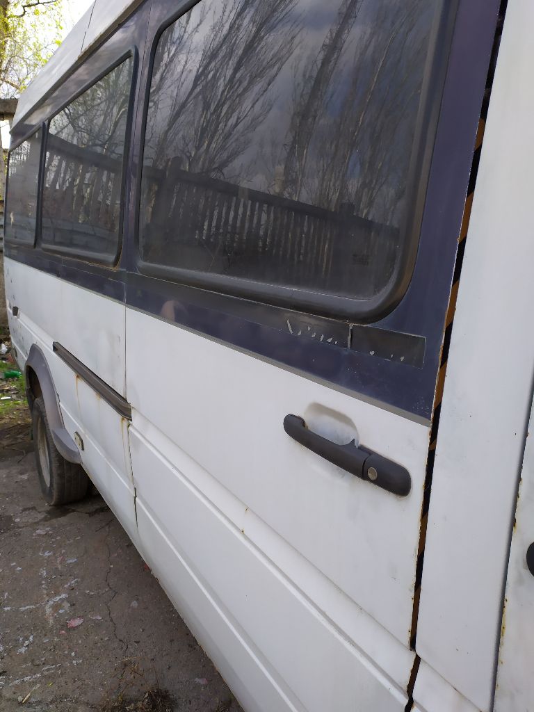 Продается автобус мерседес спринтер 412 d. пассажирский, 18+1 место, спарка. год выпуска-1998 г. , объем двигателя - 2,9. аккумулятор новый, двигатель масло не берет. ходовая часть в порядке. на кузове имеется небольшая ржавчина. уена -950000 руб. тел. +7 9494784033 - фотография - 22