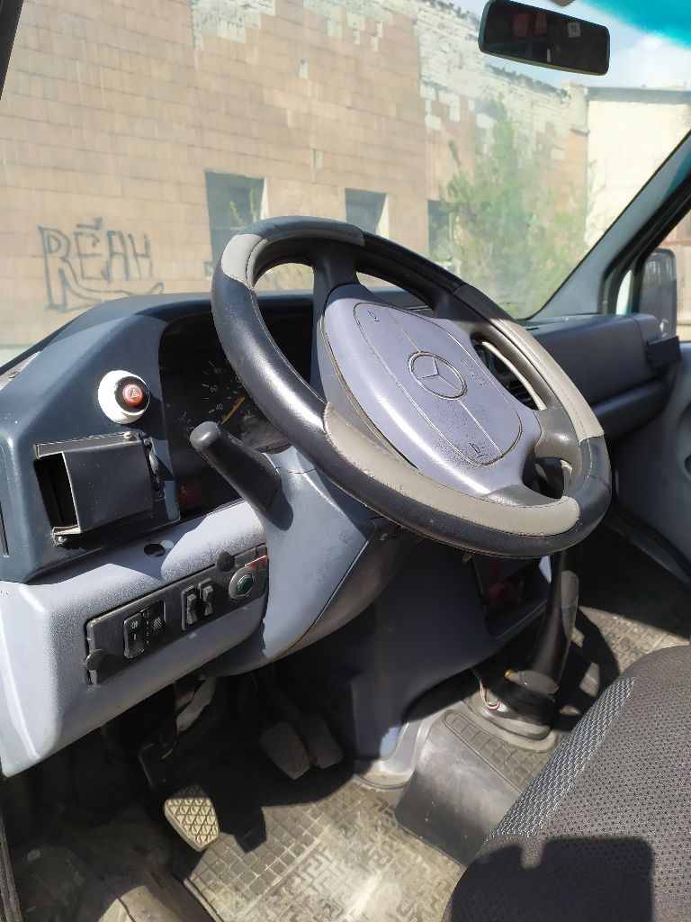 Продается автобус мерседес спринтер 412 d. пассажирский, 18+1 место, спарка. год выпуска-1998 г. , объем двигателя - 2,9. аккумулятор новый, двигатель масло не берет. ходовая часть в порядке. на кузове имеется небольшая ржавчина. уена -950000 руб. тел. +7 9494784033 - фотография - 5