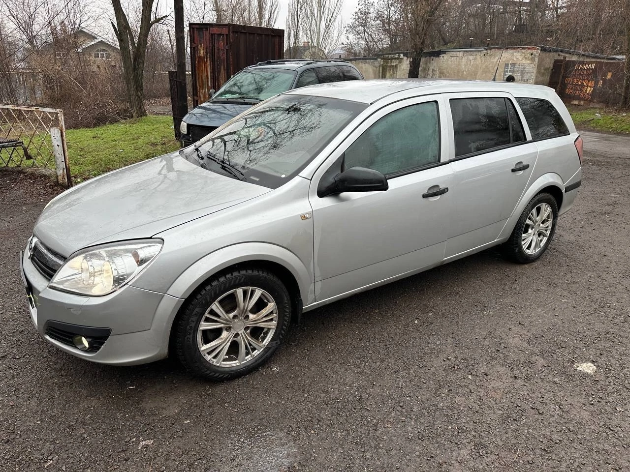 Opel astra 2007г 240т пробег,1.6 бензин атмосферный, мкпп кузов универсал, кондиционер, abs, эл. стеклоподъемники, двигатель работает хорошо, ходовая обслужена, есть косяки по кузову но не гнилая, . . полностью обслужена. продажа от владельца 500т. р без торга! +79494454796 - фотография - 4
