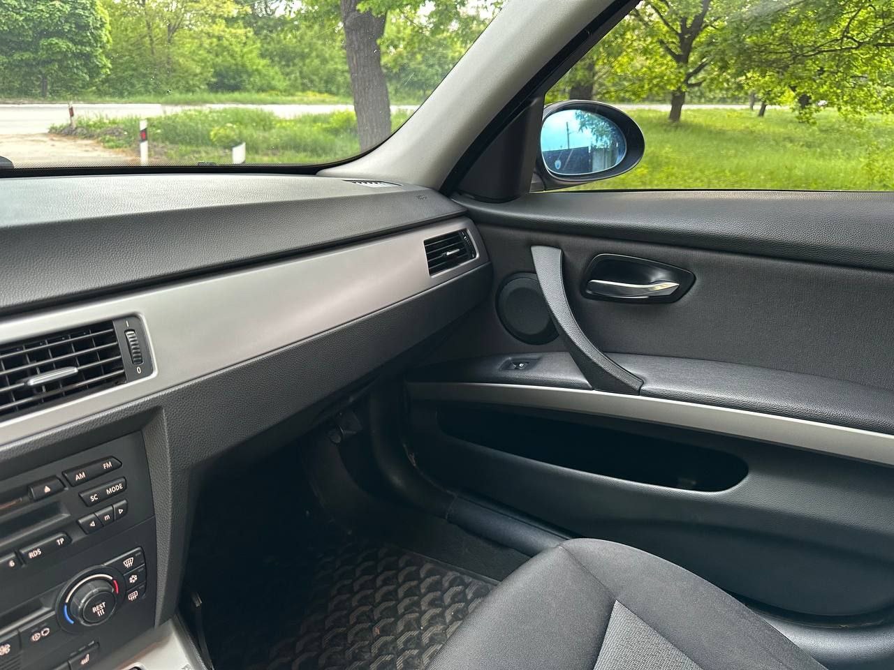 Продам! bmw 3 е90 двигатель 2.0 мех 6 ст. пробег 200 тыс. датчик дождя. датчик света, круиз контроль, 2х зонный климат контроль, подогрев сидений, эл. зеркала. мульти руль, фаркоп, эл обогрев салона, цвет"черный сапфир". куплена новая летняя резина, зима в подарок. цена 1 090 000.город енакиево. обмен не предлагать!машина на мне, полное переоформление в мрэо! тел +79494406025 - фотография - 6