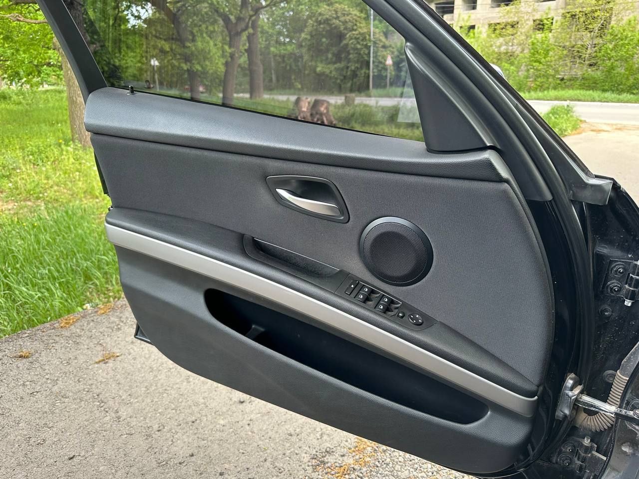 Продам! bmw 3 е90 двигатель 2.0 мех 6 ст. пробег 200 тыс. датчик дождя. датчик света, круиз контроль, 2х зонный климат контроль, подогрев сидений, эл. зеркала. мульти руль, фаркоп, эл обогрев салона, цвет"черный сапфир". куплена новая летняя резина, зима в подарок. цена 1 090 000.город енакиево. обмен не предлагать!машина на мне, полное переоформление в мрэо! тел +79494406025 - фотография - 10