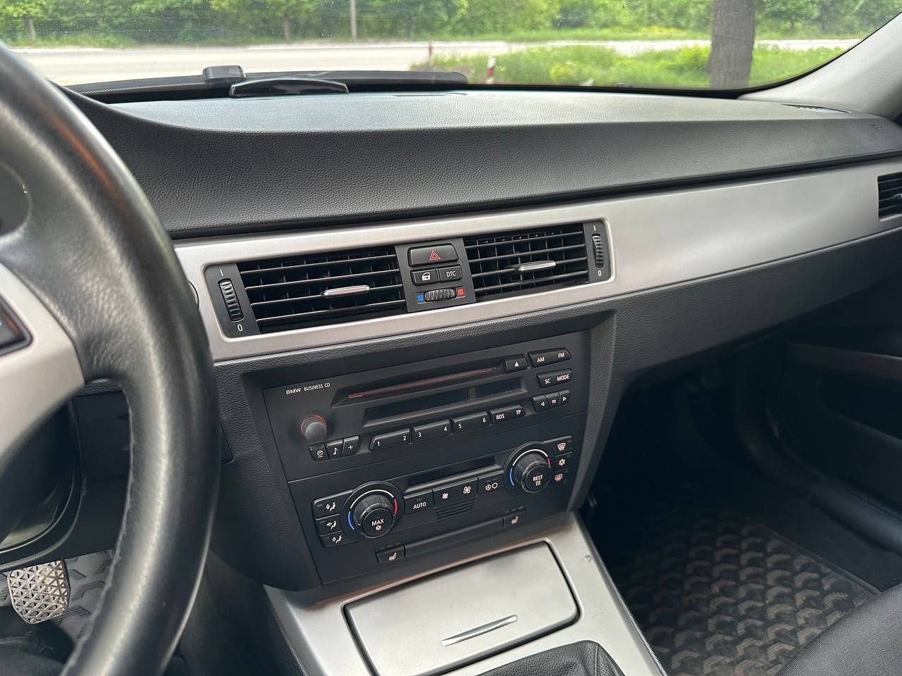 Продам! bmw 3 е90 двигатель 2.0 мех 6 ст. пробег 200 тыс. датчик дождя. датчик света, круиз контроль, 2х зонный климат контроль, подогрев сидений, эл. зеркала. мульти руль, фаркоп, эл обогрев салона, цвет"черный сапфир". куплена новая летняя резина, зима в подарок. цена 1 090 000.город енакиево. обмен не предлагать!машина на мне, полное переоформление в мрэо! тел +79494406025 - фотография - 9