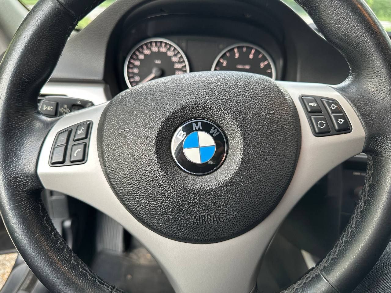 Продам! bmw 3 е90 двигатель 2.0 мех 6 ст. пробег 200 тыс. датчик дождя. датчик света, круиз контроль, 2х зонный климат контроль, подогрев сидений, эл. зеркала. мульти руль, фаркоп, эл обогрев салона, цвет"черный сапфир". куплена новая летняя резина, зима в подарок. цена 1 090 000.город енакиево. обмен не предлагать!машина на мне, полное переоформление в мрэо! тел +79494406025 - фотография - 8