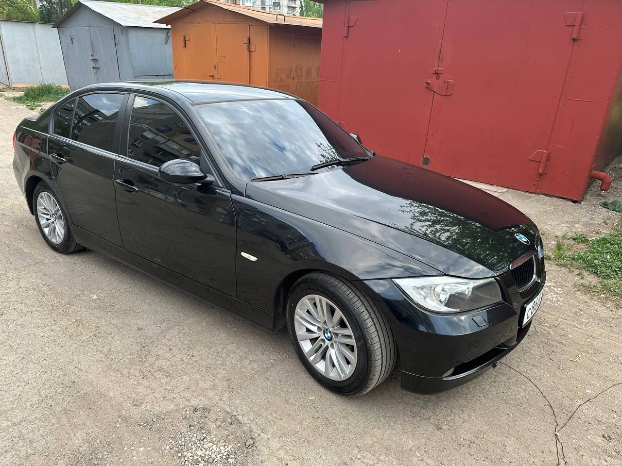 Продам! bmw 3 е90 двигатель 2.0 мех 6 ст. пробег 200 тыс. датчик дождя. датчик света, круиз контроль, 2х зонный климат контроль, подогрев сидений, эл. зеркала. мульти руль, фаркоп, эл обогрев салона, цвет"черный сапфир". куплена новая летняя резина, зима в подарок. цена 1 090 000.город енакиево. обмен не предлагать!машина на мне, полное переоформление в мрэо! тел +79494406025 - фотография - 2