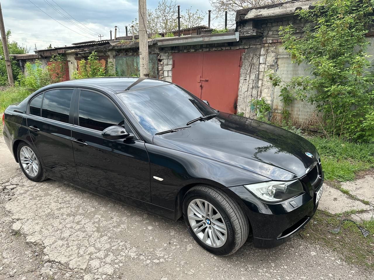 Продам! bmw 3 е90 двигатель 2.0 мех 6 ст. пробег 200 тыс. датчик дождя. датчик света, круиз контроль, 2х зонный климат контроль, подогрев сидений, эл. зеркала. мульти руль, фаркоп, эл обогрев салона, цвет"черный сапфир". куплена новая летняя резина, зима в подарок. цена 1 090 000.город енакиево. обмен не предлагать!машина на мне, полное переоформление в мрэо! тел +79494406025 - фотография - 5