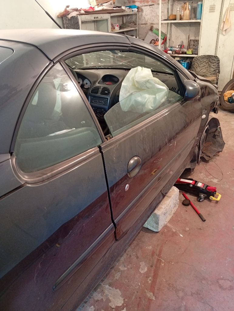 Продам пежо 206 сс, после дтп, 2003 г. в. 1.6 тел. цена 150000 +79493405607 - фотография - 2