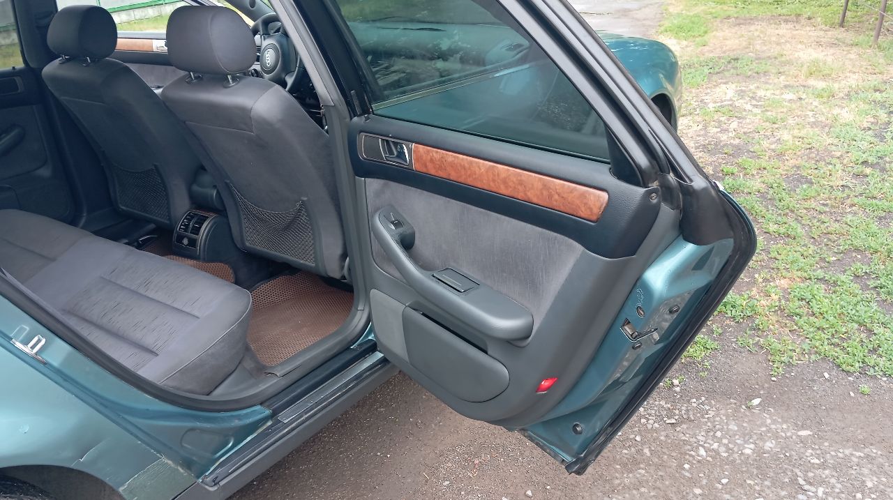 Продам или обменяю ауди а6 с5 2.5tdi мкпп 6ст кузов целый без гнили ходовка в порядке установлены новые передние рычаги климат работает заправлен переоформить без проблем. 500000₽ +79493435270 - фотография - 7