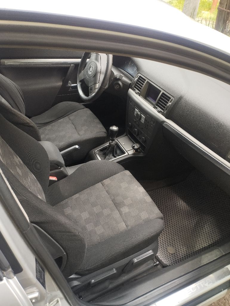 Продам автомобиль, opel vectra c, 2006 год выпуска, состояние авто очень хорошее как внешне так и технически, по кузову гнили ржавчины нету! днище пороги в отличном состоянии! мотор 1.8 работает отлично. не дымит, не троит! мкпп переключает идеально, не хрустит и не выбивает, по ходовой части обслужена! по электрике работает абсолютно все! комплектация автомобиля. климат контроль, круиз контроль, датчик света, датчик дождя, 4 стеклоподъемника, мульти руль, центральный замок, и много прочего для приятной езды! по документам полный порядок, я хозяин автомобиля, штрафов арестов нету! продажа с полным переоформлением в мрэо!420000 тысяч +торг - фотография - 6