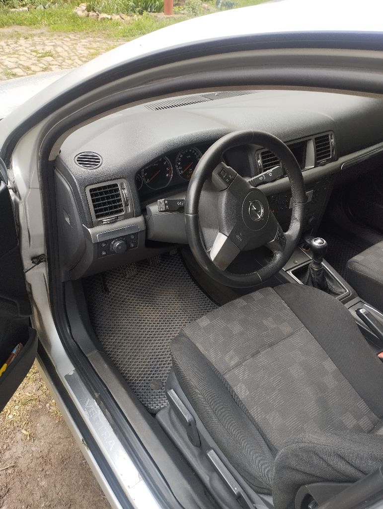 Продам автомобиль, opel vectra c, 2006 год выпуска, состояние авто очень хорошее как внешне так и технически, по кузову гнили ржавчины нету! днище пороги в отличном состоянии! мотор 1.8 работает отлично. не дымит, не троит! мкпп переключает идеально, не хрустит и не выбивает, по ходовой части обслужена! по электрике работает абсолютно все! комплектация автомобиля. климат контроль, круиз контроль, датчик света, датчик дождя, 4 стеклоподъемника, мульти руль, центральный замок, и много прочего для приятной езды! по документам полный порядок, я хозяин автомобиля, штрафов арестов нету! продажа с полным переоформлением в мрэо!420000 тысяч +торг - фотография - 9