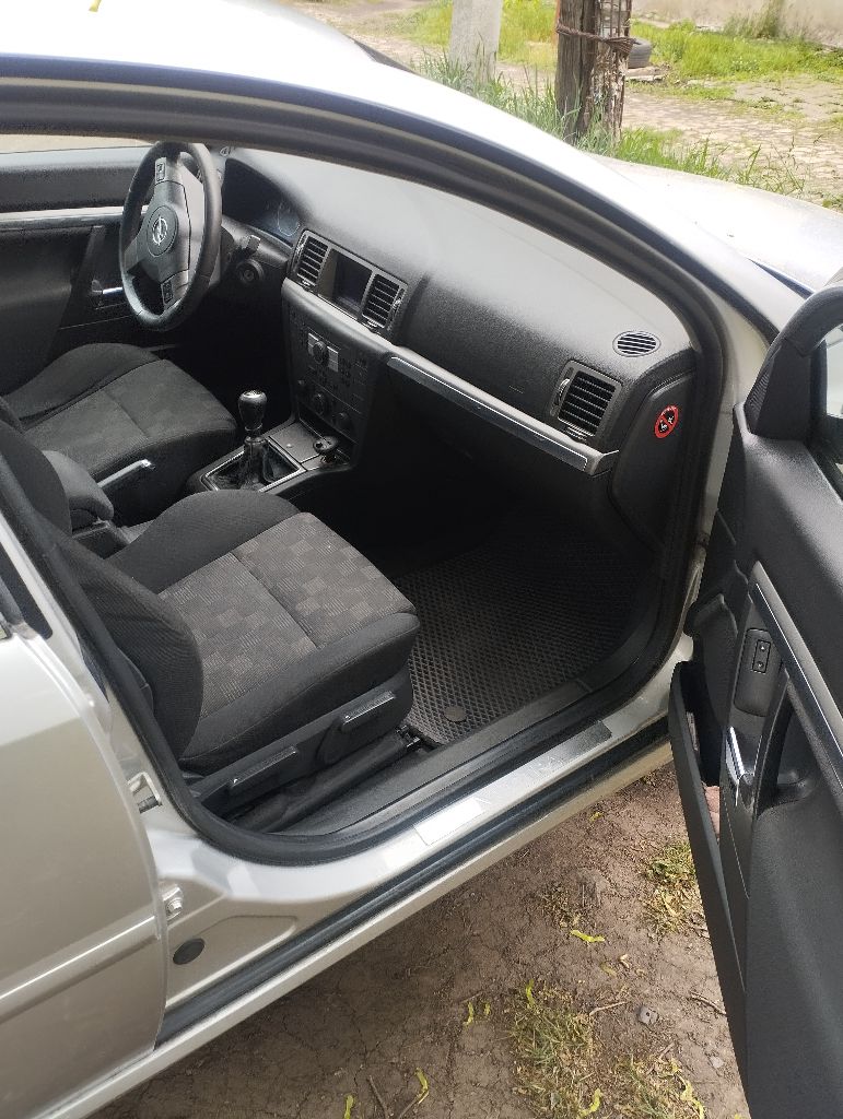 Продам автомобиль, opel vectra c, 2006 год выпуска, состояние авто очень хорошее как внешне так и технически, по кузову гнили ржавчины нету! днище пороги в отличном состоянии! мотор 1.8 работает отлично. не дымит, не троит! мкпп переключает идеально, не хрустит и не выбивает, по ходовой части обслужена! по электрике работает абсолютно все! комплектация автомобиля. климат контроль, круиз контроль, датчик света, датчик дождя, 4 стеклоподъемника, мульти руль, центральный замок, и много прочего для приятной езды! по документам полный порядок, я хозяин автомобиля, штрафов арестов нету! продажа с полным переоформлением в мрэо!420000 тысяч +торг - фотография - 3