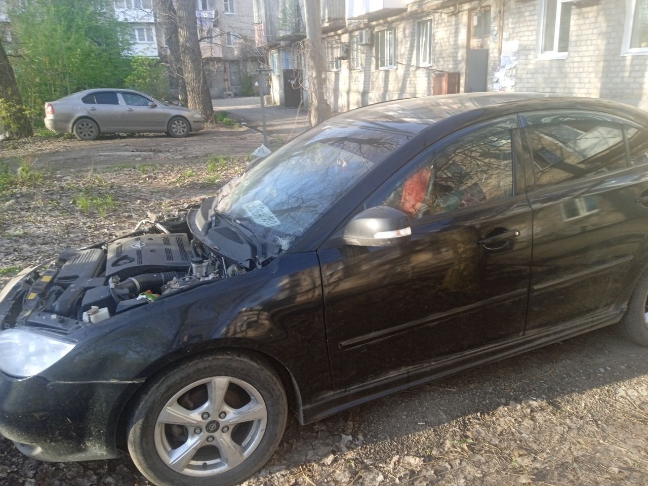 Донецк+7949=449=4002 продаёт зять на ходу авто (аналог mazda) haima 3 1.8 mt, 2011, 180 000 км за 200т р после обстрела на капот справой стороны повредился а так всё работает он уезжает теперь срочно продаёт дёшово за треть цены а он покупал за 850т р а так документы в порядке постояный учёт регион 180 звоните узнавайте по тел любое время донецк калинин р-он у покровского храма рядом дом на бул шевченко во дворе стоит машина - фотография - 8