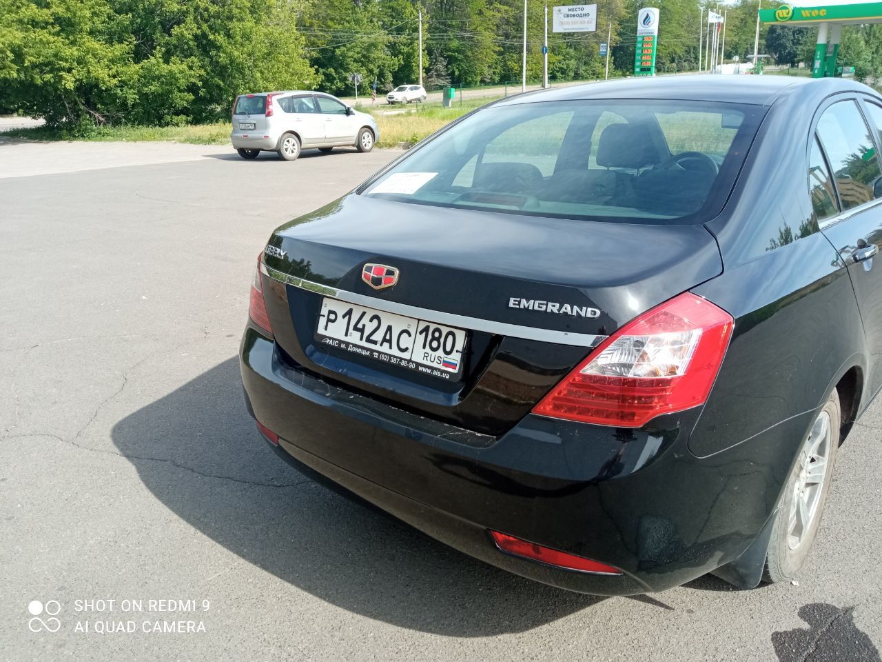 Продам джили эмгранд ес-7 2012г. в. пробег 75000 км. в отличном состоянии. цена 700000 руб. при покупке автомобиль был обработан мовилем и днище было покрыто антикоррозийным составом. хранился в сухом гараже, зимой не эксплуатировался. по кузову в очень хорошем состоянии, затрат не требует. двигатель работает тихо, расхода масла нет совсем от замены до замены. коробка передач работает без нареканий. ходовая ухожена, затрат не требует. салон в отличном состоянии. все вопросы по телефону или при осмотре. комплект зимних шин в подарок. тел. +7 949 735 30 98.макеевка днр - фотография - 4