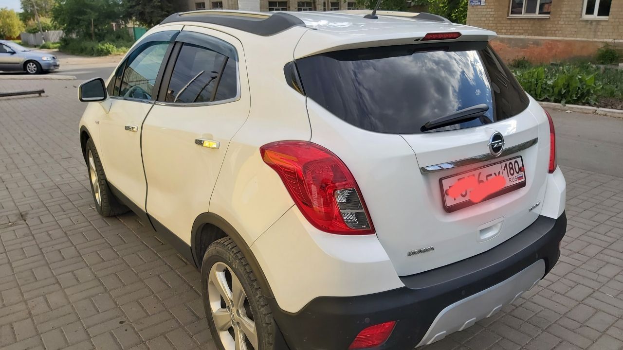 Продам opel mokka 2013 г. в. 1.4 бензин, в отличном состоянии. комплектация cosmo. надёжный цепной двигатель 140 л. с. с беспроблемной шестиступенчатой акпп, не робот и не вариатор. передний привод. два собственника. родной пробег 123000 км. в дтп авто не участвовало. практически вся в родной краске. дно авто как новое. по комплектации: электроусилитель руля, подогрев форсунок омывателя, передних сидений, боковых зеркал, заднего стекла, руля, кондиционер, круиз-контроль, центральный замок, электрорегулировка и складывание зеркал, 4 стеклоподъёмника с автодоводчиком, парктроники передние и задние, камера заднего вида, датчики света и дождя. цена 1435000 руб. небольшой торг у капота. тел. +79493691944. - фотография - 2