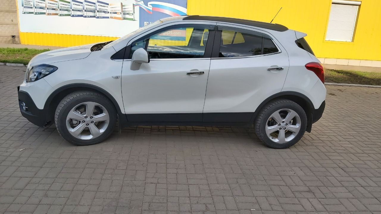 Продам opel mokka 2013 г. в. 1.4 бензин, в отличном состоянии. комплектация cosmo. надёжный цепной двигатель 140 л. с. с беспроблемной шестиступенчатой акпп, не робот и не вариатор. передний привод. два собственника. родной пробег 123000 км. в дтп авто не участвовало. практически вся в родной краске. дно авто как новое. по комплектации: электроусилитель руля, подогрев форсунок омывателя, передних сидений, боковых зеркал, заднего стекла, руля, кондиционер, круиз-контроль, центральный замок, электрорегулировка и складывание зеркал, 4 стеклоподъёмника с автодоводчиком, парктроники передние и задние, камера заднего вида, датчики света и дождя. цена 1435000 руб. небольшой торг у капота. тел. +79493691944. - фотография - 4