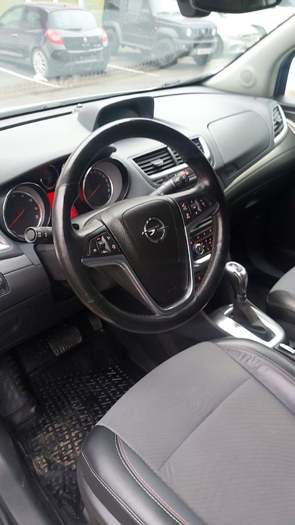 Продам opel mokka 2013 г. в. 1.4 бензин, в отличном состоянии. комплектация cosmo. надёжный цепной двигатель 140 л. с. с беспроблемной шестиступенчатой акпп, не робот и не вариатор. передний привод. два собственника. родной пробег 123000 км. в дтп авто не участвовало. практически вся в родной краске. дно авто как новое. по комплектации: электроусилитель руля, подогрев форсунок омывателя, передних сидений, боковых зеркал, заднего стекла, руля, кондиционер, круиз-контроль, центральный замок, электрорегулировка и складывание зеркал, 4 стеклоподъёмника с автодоводчиком, парктроники передние и задние, камера заднего вида, датчики света и дождя. цена 1435000 руб. небольшой торг у капота. тел. +79493691944. - фотография - 5