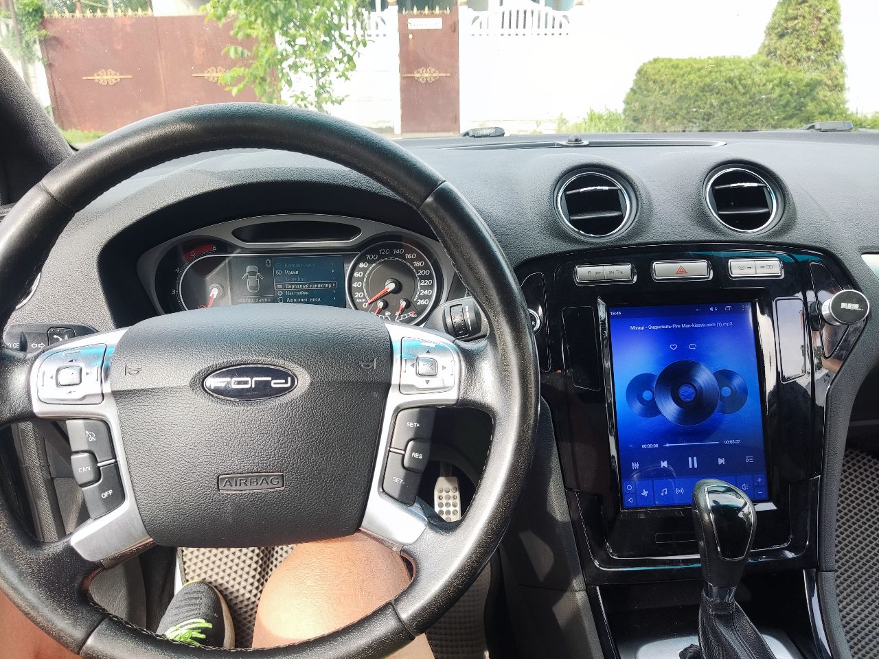 Продам ford mondeo iv(форд мондео 4) 2008г 2.0 турбо дизель на акпп, 143л. с. пробег 277т. км. расход 5-7л на 100км. на жирной комплектации: бесключевой доступ, бесключевой запуск адаптивный линзовый авто свет, с подсветкой поворотов, авто дождь салон комбинированный кожа-алькантара подогрев переднего, заднего ряда fordconvers+ круиз-контроль помощь при трогании в гору, при парковке, перед, зад парктроники, камера заднего вида, сигнал при приблежение к спереди идущему авто акпп с ручным управление и режимом спорт потолок и стойки перетянуты в черный замш установлен тесла монитор с хорошей музыкой, сим картой и навигацией. из заводских домов металлические накладки на педалях, подсветка ног. возможно что-то забыл, можно узнать полную комплектацию по вин. посмотреть можно донецк, макеевка, харцызск по договоренности. цена 830т. р. тел +79495800905 - фотография - 8