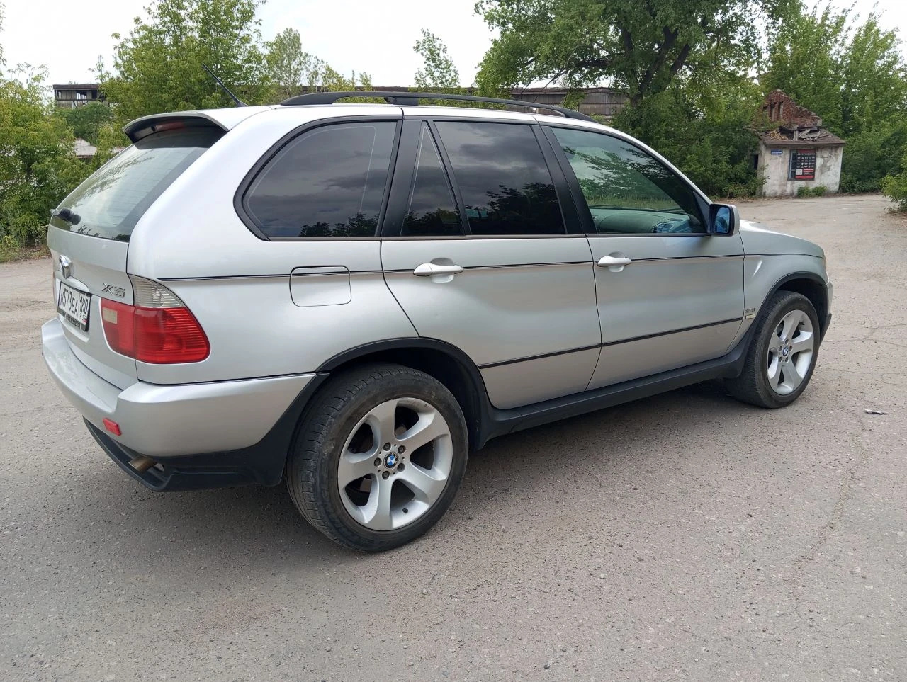 Енакиево. продам bmw x5 е53 рестайлинг 2006г. 3.0 м54 самый простой и надежный мотор. газ-бензин (зарегестрирован). родной пробег: 314т. авто в отличном состоянии, на свои года. не бит, в родном окрасе. авто местное не пригон! гаражного хранения! хозяйское! кузов хороший. расходники заменены: новая акб, резина зима. полная комплектация: abs, airbag, гур, эл/стекла-зеркала-подогрев, эл/сидения-подогревы, климат-контроль (рабочий), панорама люк, кож. салон и т. д. документы в порядке, местный 180 учет! ц: 900.000р. енакиево. +79493652755. - фотография - 7