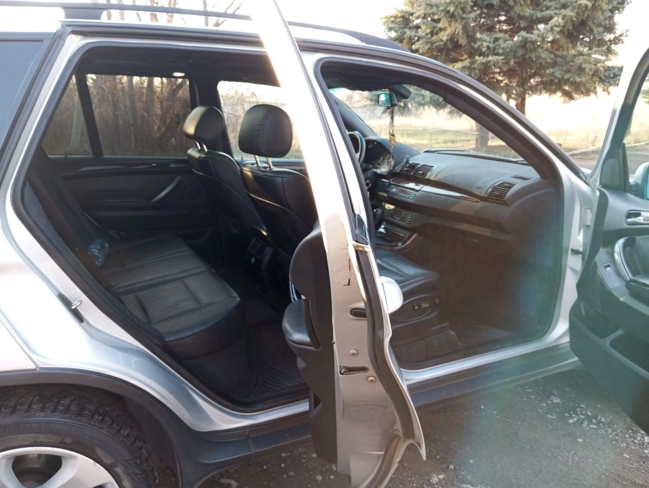 Енакиево. продам bmw x5 е53 рестайлинг 2006г. 3.0 м54 самый простой и надежный мотор. газ-бензин (зарегестрирован). родной пробег: 314т. авто в отличном состоянии, на свои года. не бит, в родном окрасе. авто местное не пригон! гаражного хранения! хозяйское! кузов хороший. расходники заменены: новая акб, резина зима. полная комплектация: abs, airbag, гур, эл/стекла-зеркала-подогрев, эл/сидения-подогревы, климат-контроль (рабочий), панорама люк, кож. салон и т. д. документы в порядке, местный 180 учет! ц: 900.000р. енакиево. +79493652755. - фотография - 3