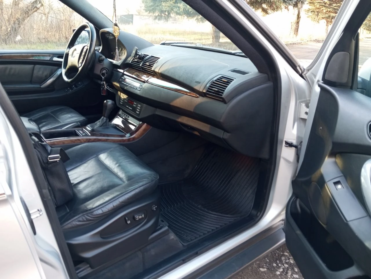 Енакиево. продам bmw x5 е53 рестайлинг 2006г. 3.0 м54 самый простой и надежный мотор. газ-бензин (зарегестрирован). родной пробег: 314т. авто в отличном состоянии, на свои года. не бит, в родном окрасе. авто местное не пригон! гаражного хранения! хозяйское! кузов хороший. расходники заменены: новая акб, резина зима. полная комплектация: abs, airbag, гур, эл/стекла-зеркала-подогрев, эл/сидения-подогревы, климат-контроль (рабочий), панорама люк, кож. салон и т. д. документы в порядке, местный 180 учет! ц: 900.000р. енакиево. +79493652755. - фотография - 2